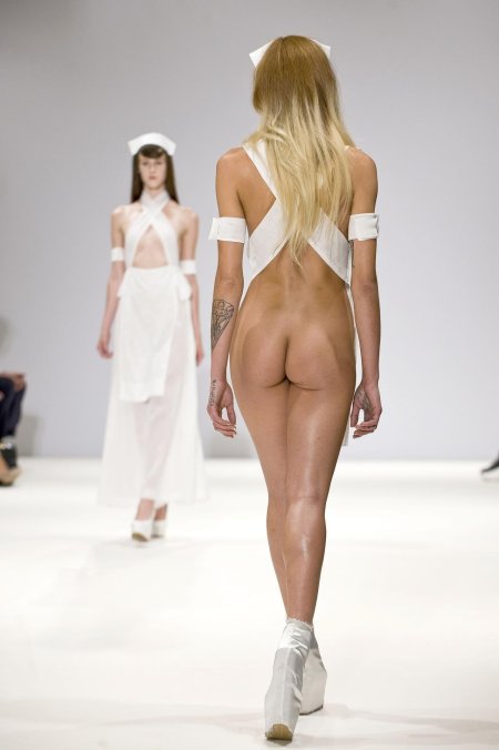 Голые модели на показе мод