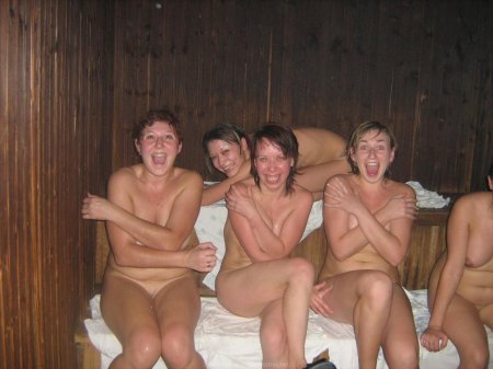 Семейный поход в сауну ню