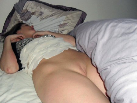 Девушка спит без трусов