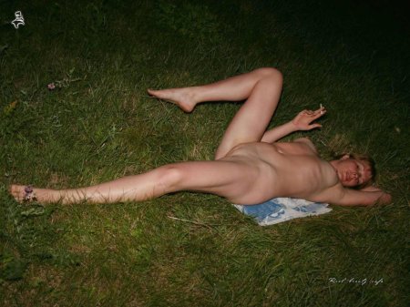 Голые пьяные девчонки на природе