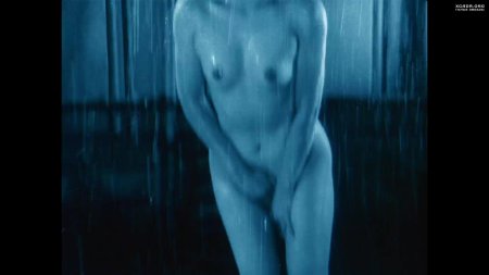 Голые женщины под дождем