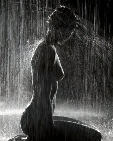 Девушка под дождем