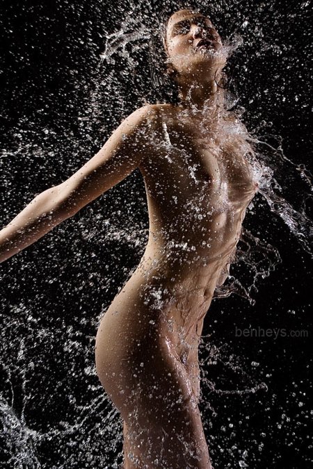 Голые телки и брызги воды