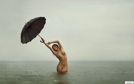 Голые женщины под дождем