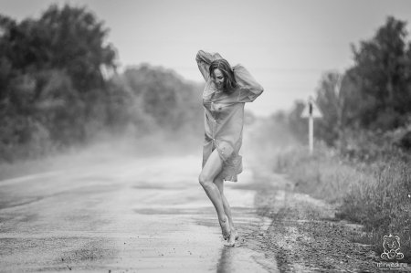 Голые женщины под дождем