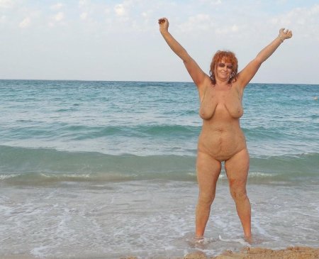 Толстушка на пляже