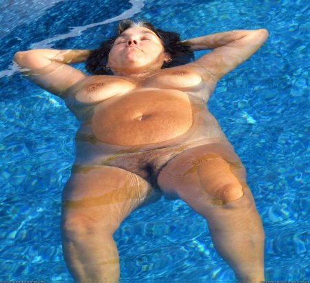 Женщина в бассейне