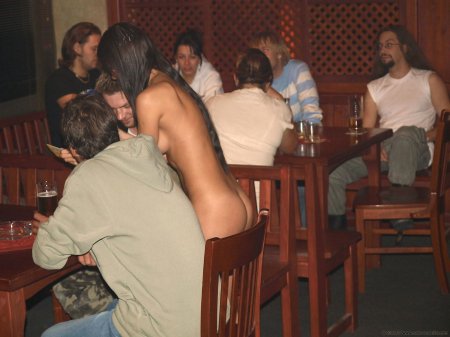 Голая в ресторане