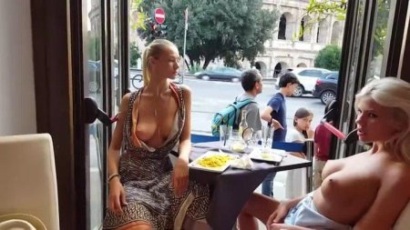 Показывает сиськи