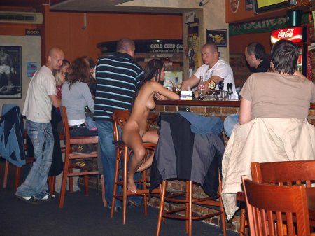 Голые официантки