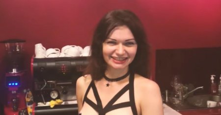 Полностью голые официантки в кафе