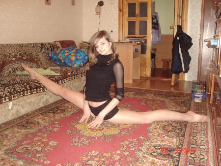 Русские девушки на фоне ковров