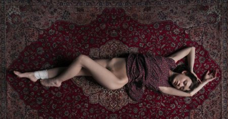 Девушка голышом на ковре