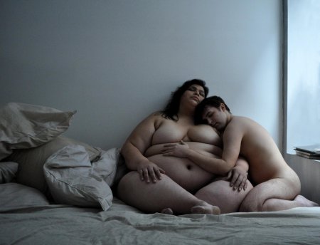 Полненькая девушка с парнем