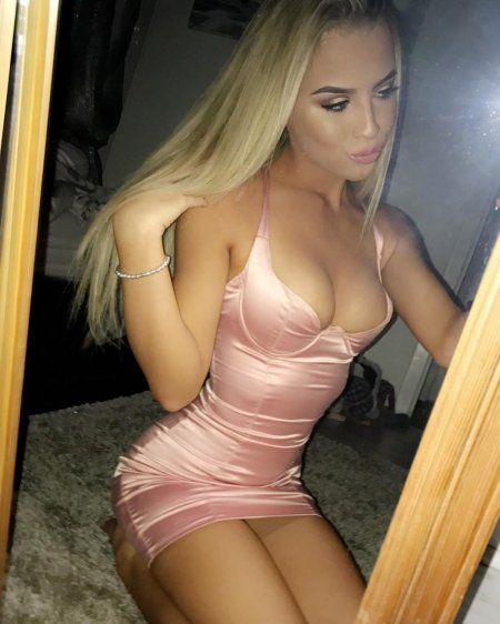 Девушка в обтягивающем платье