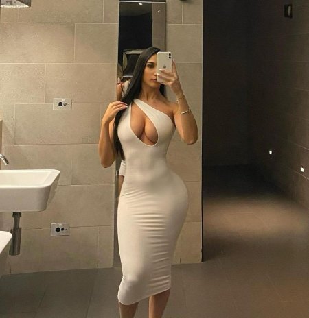 Пышные девушки в облегающих платьях