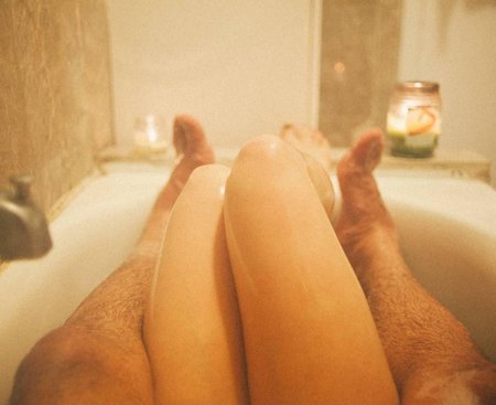 Парень с девушкой в ванне