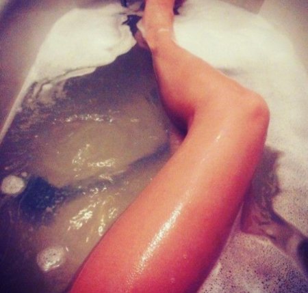 Женские ноги в ванной