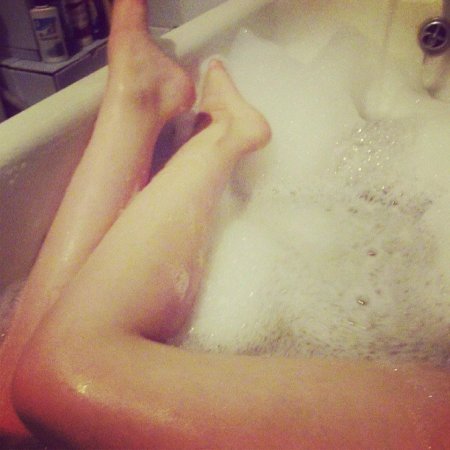 Женские ноги в ванной