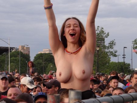 Голые женщины на фестивале