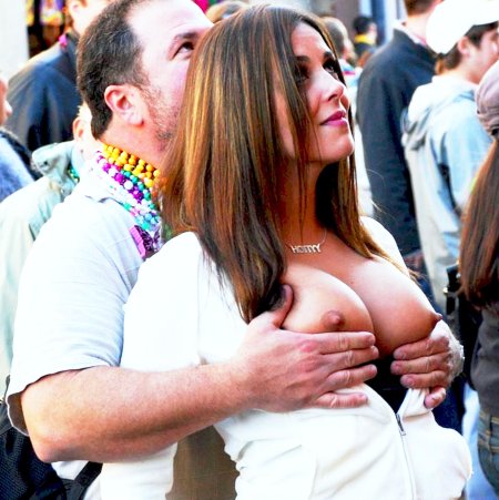 Девушка показала сиськи