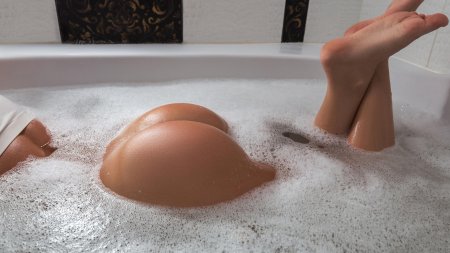 Красивые попки девушек в ванной