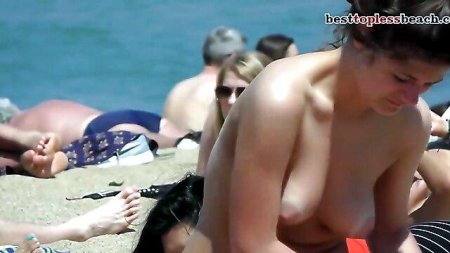 На пляже топлес