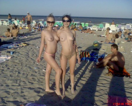 Загорает ню на общественном пляже