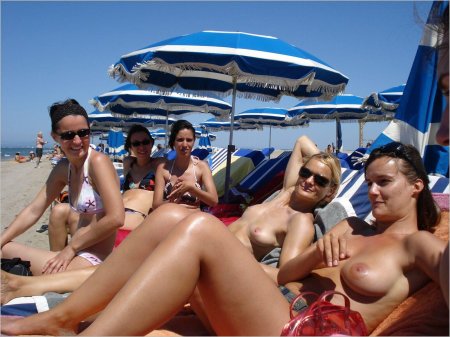 Жена топлесс на пляже