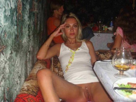 Жена без трусов при друзьях