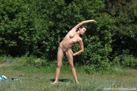 Голые гимнастки на природе