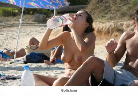 На пляже топлесс