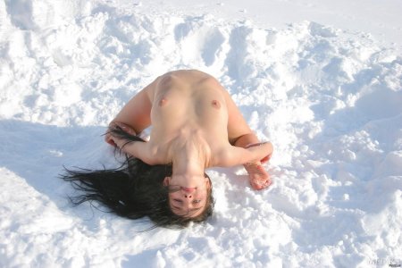 Связанные голые женщины зимой