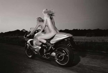 Фотосессия ню на мотоцикле