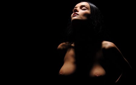 Эротические девушки на тёмном фоне