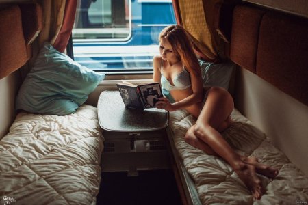 Красивая девушка в поезде