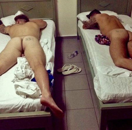 Голые парни спят поезд