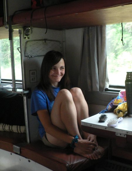 Женщина раздевается в поезде