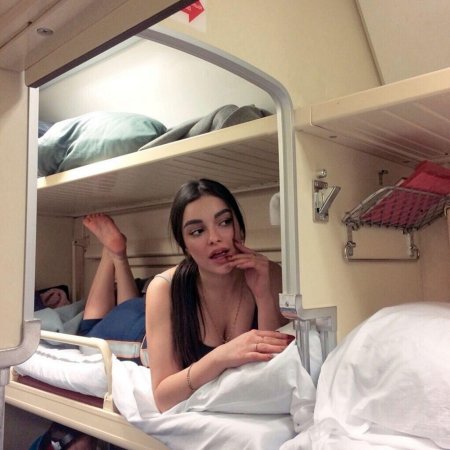 Красивая девушка в поезде