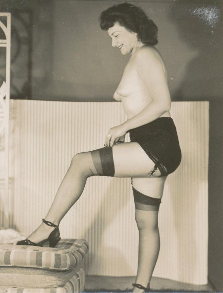 Голые женщины в чулках ретро