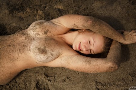 Голая девушка в песке