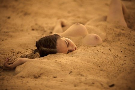 Девушка голышом в пустыне