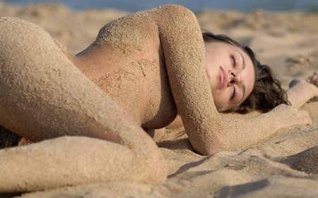 Эротическая фотосессия на песке