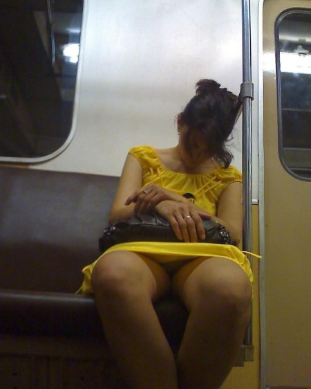 В метро под юбкой