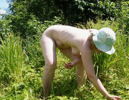 Голые женщины на огороде