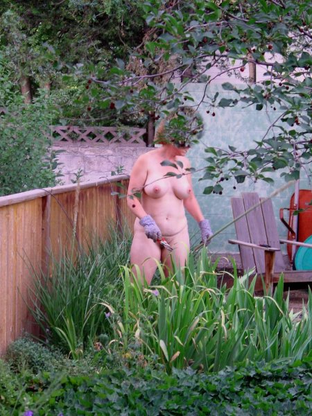 Загорает на даче