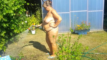 Женщины на даче без трусиков