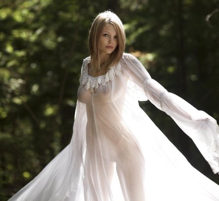 Девушки в прозрачных платьях