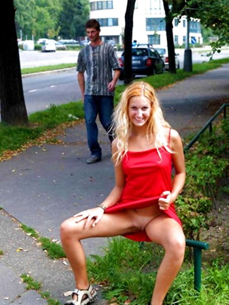 Девушка светит киской на улице