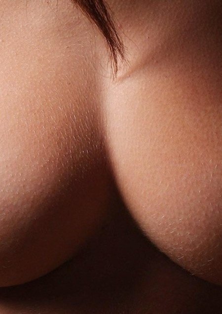 Красивая обнаженная женская грудь